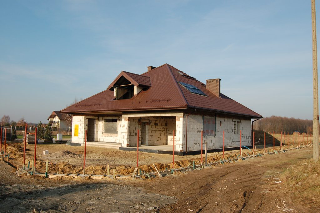 Dom jednorodzinny z poddaszem użytkowym, stan surowy z pokryciem dachowym, powiat warszawski zachodni